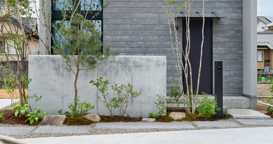 コンクリート塀と植栽で視線を遮る住宅外観